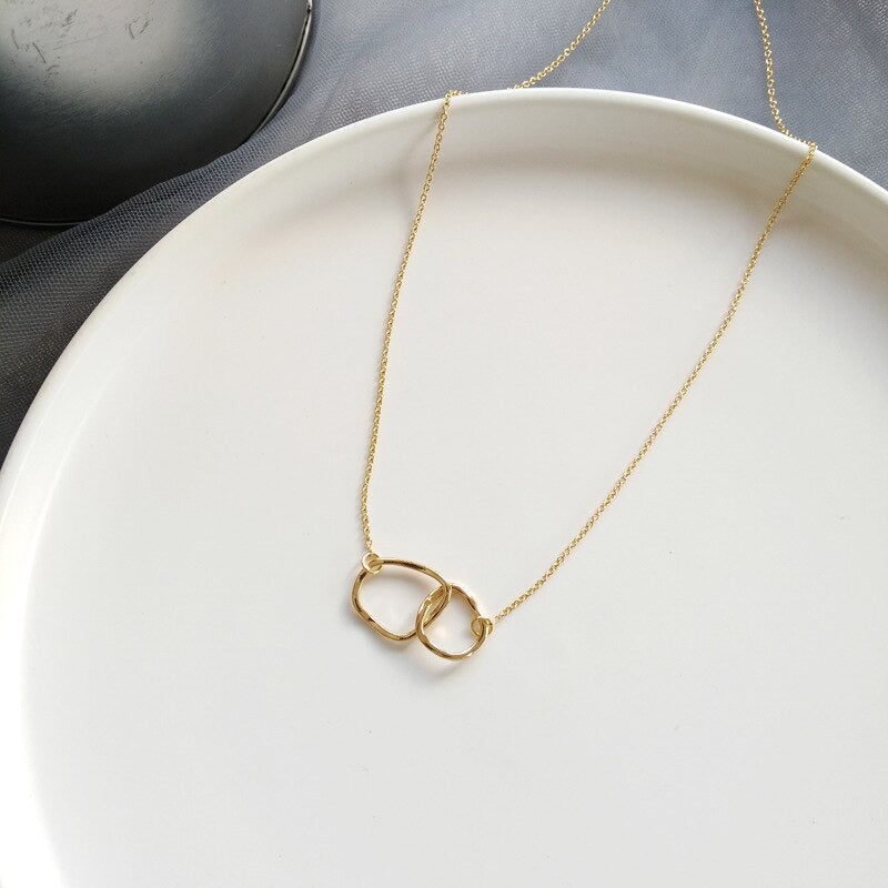 Interlocking circle pendant necklace in rose gold | KLENOTA